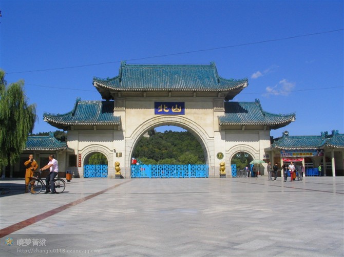 第5天二道-长白山景区 (30公里 半个小时)-敦化(200公里 3个小时) 餐饮早餐:有 中餐:自理 晚餐:有 住宿 敦化或同级其他 【长白山景区】早餐后赴景区,换乘环保车进入长白山风景区(景区游览约4小时),【长白山飞瀑】观世界上海拔最高的火山口湖瀑布素有天际第一流美称,拍摄落差为68米的瀑布。 【聚龙温泉群】途中可拍摄分布上千平方米的、长年水温保持在80摄氏度的温泉群。 【长白山天池】换乘倒站车,沿途上山,72个胳膊肘弯道,是拍照爱好者不可忽视的美景,抵达俯瞰天池全貌的最佳摄影点 【天文峰】海拔