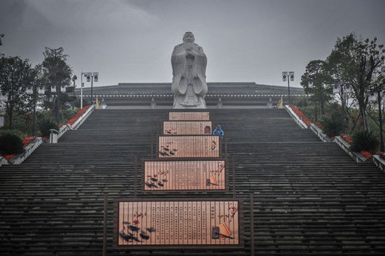 大美瀑布黄果树,荔波小七孔,西江苗寨,花溪湿地,孔学堂5日跟团游(双飞