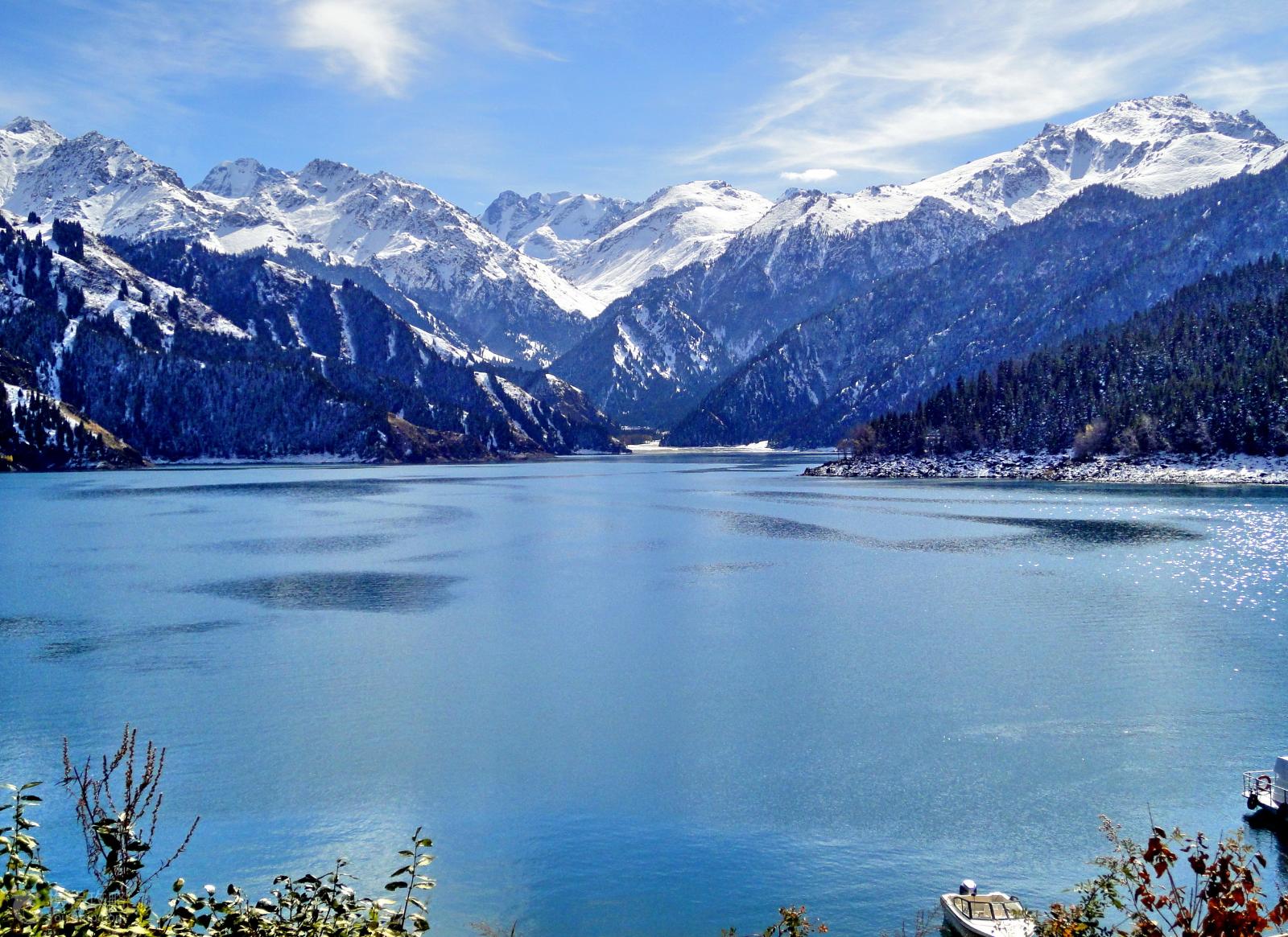 天山博格达峰海拔5,445米,终年积雪,冰川延绵.