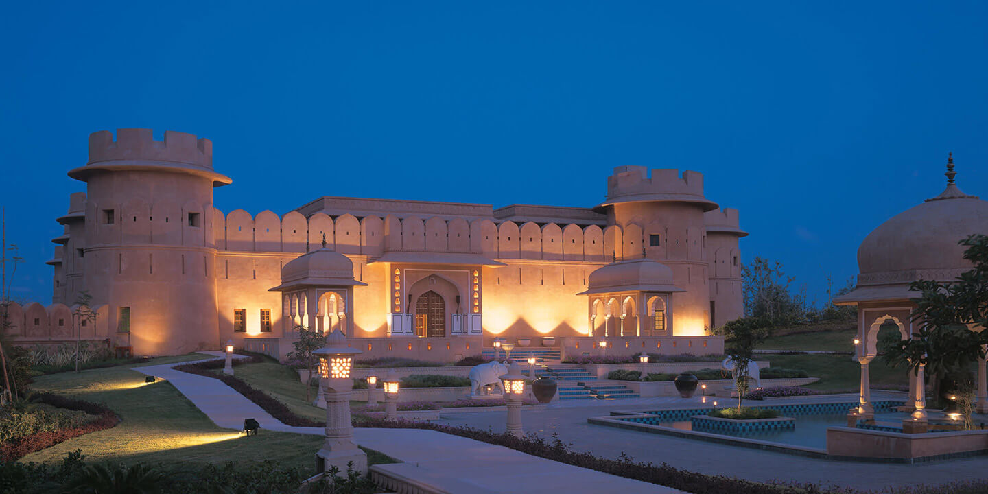 印度顶级酒店集团The Oberoi Group成立于1934年,旗下有两个子品牌,分别是Oberoi Hotels & Resorts和Trident Hilton。目前集团管理32家酒店。Oberoi旗下酒店获奖无数。我们这次选择入住的Oberoi Amarvilas、Oberoi Rajvilas和Oberoi Udaivilas都曾被旅游杂志Cond Nast Traveller评选为全球十大酒店。Oberoi的独树一帜之处在于,旗下酒店大都分布于古文明国度如印度、埃及、印度尼西亚等地,且