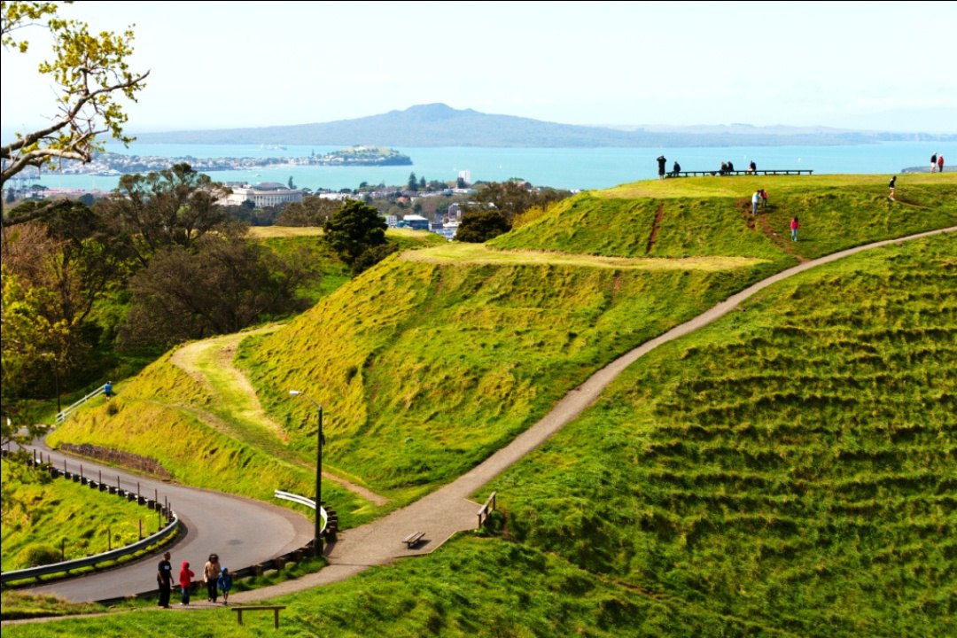 游览【伊甸山【伊甸山)位于新西兰的【奥克兰】市中心以南约5