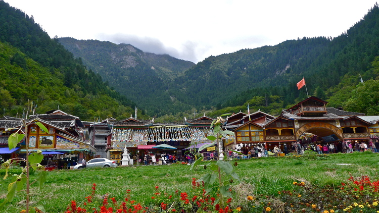 九寨沟黄龙峨眉山乐山四飞5晚6日游