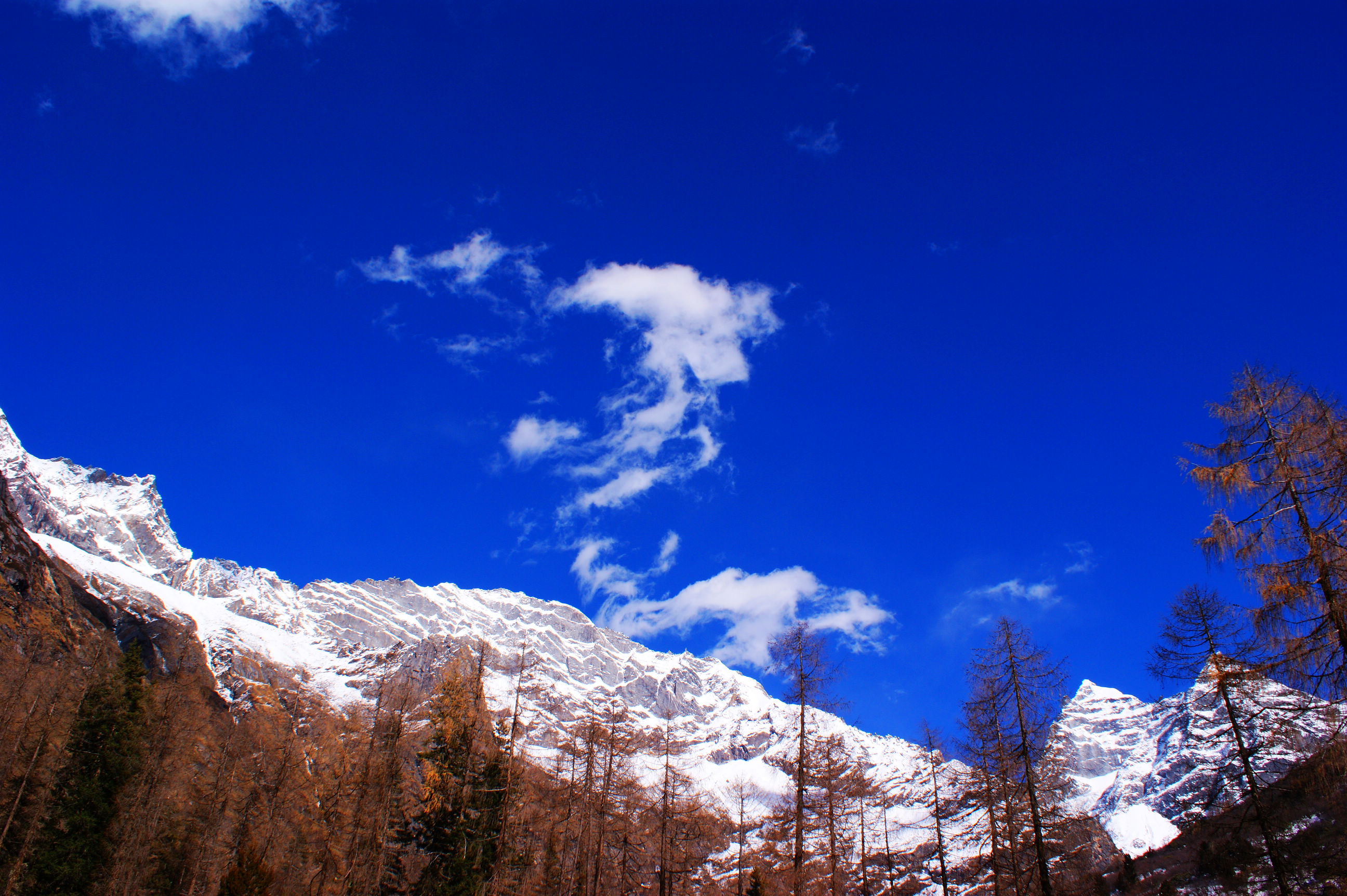【仙境亚丁】成都、稻城亚丁、丹巴、四姑娘山、海螺沟、8晚11日游(双卧、全程舒适酒店、赠送雪域特色牦牛肉汤锅 、赠送稻城康南藏寨)