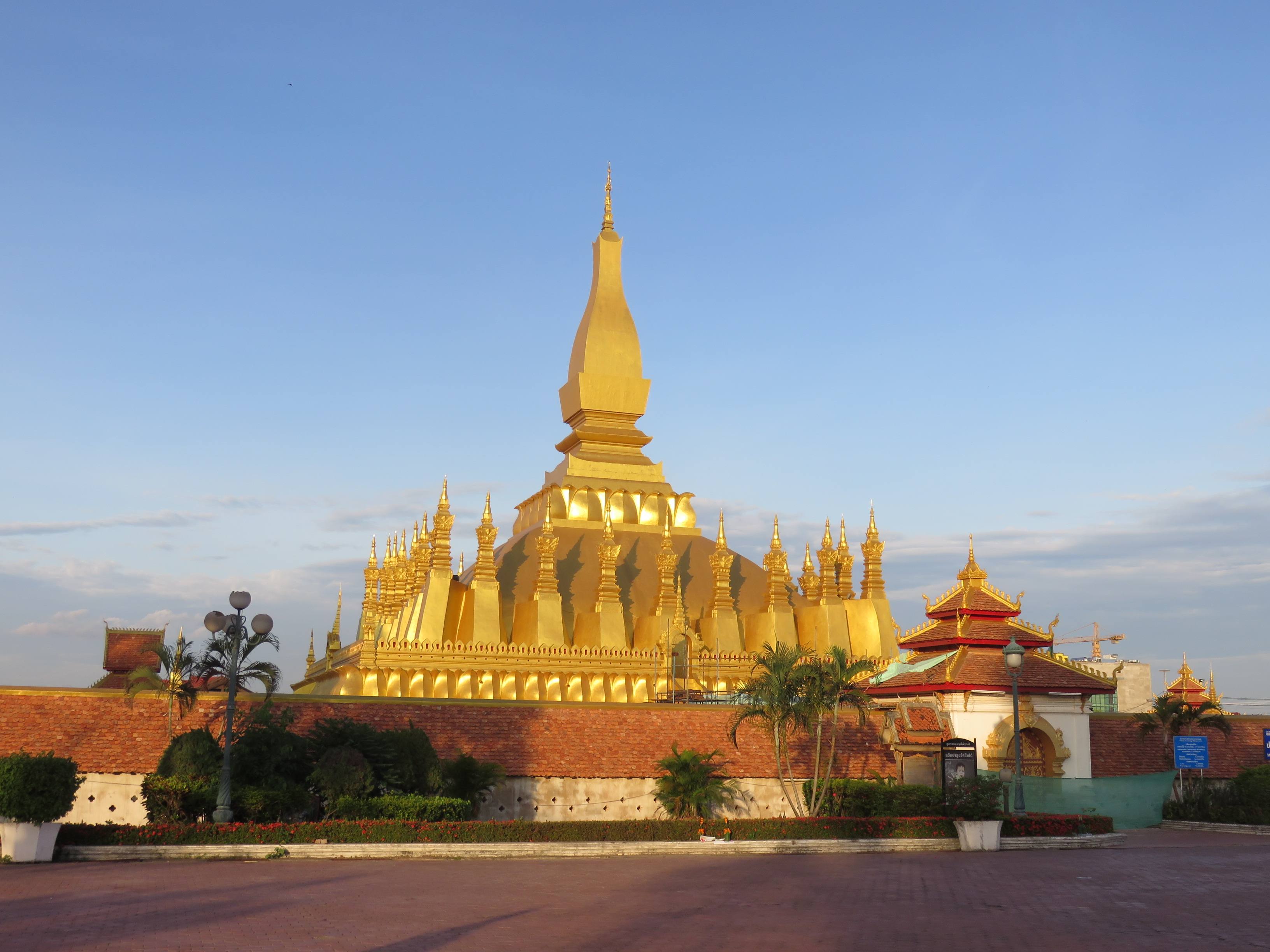 【携程攻略】万象大佛塔景点,老挝国徽上有大佛塔主塔，万象标志性的建筑之一，大金塔在蓝天下挺壮…