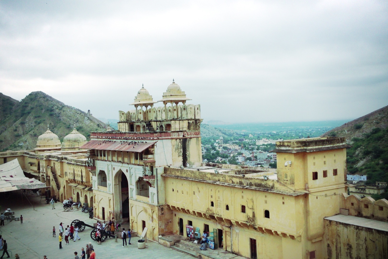 傍晚前往 【拉克西米那杨神庙】(  分钟)伴着歌声同印度人一起