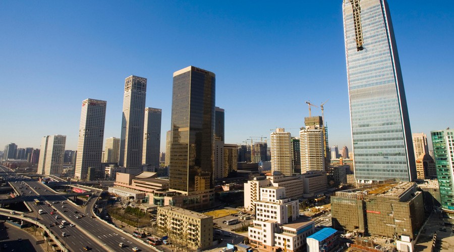 抵达北京后专业地接导游接团,介绍北京风土人情及车览市容市貌(视整团