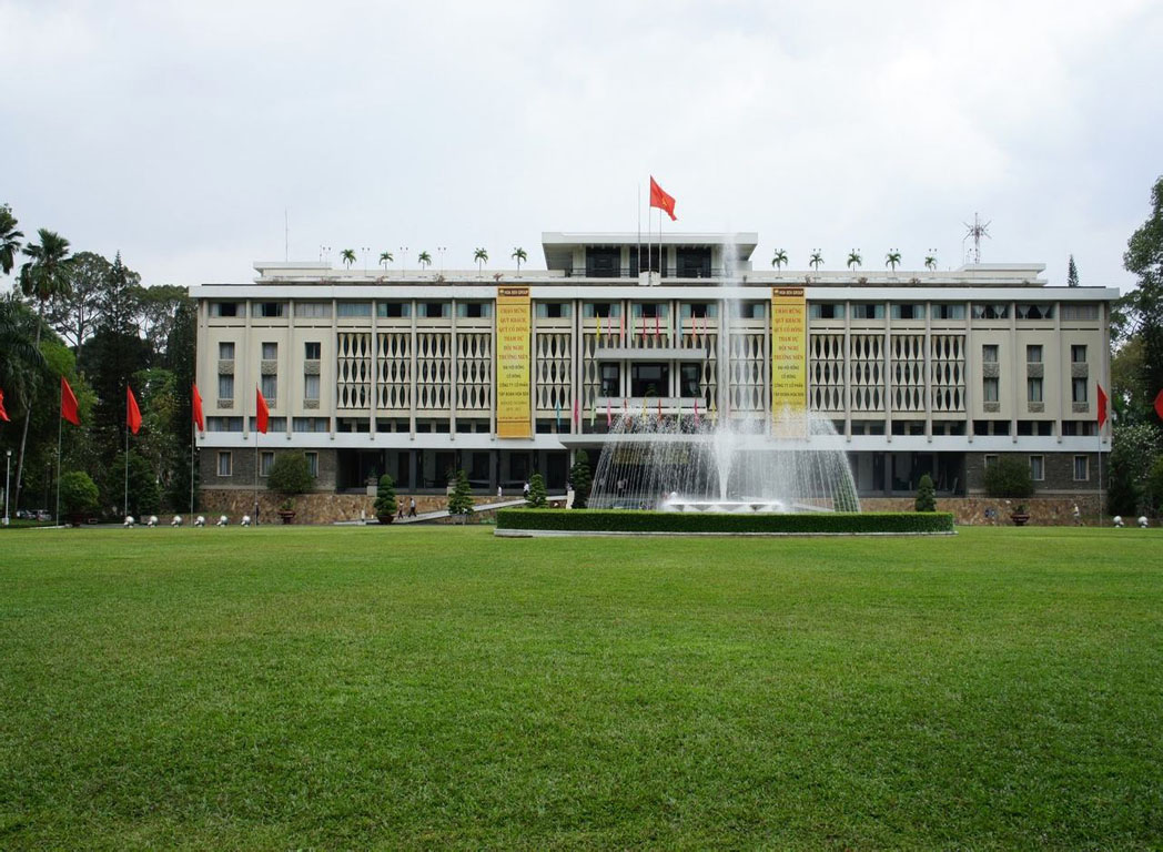 返回胡志明市参观 【统一府】前越南时期之总统府,其前身为1868年奠基