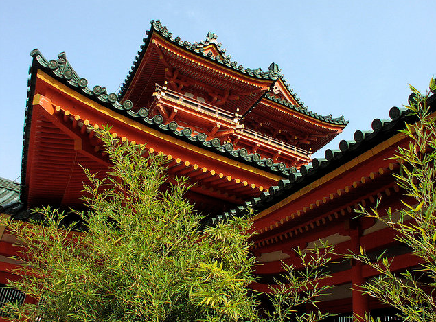 神宫模仿平安京大内里正厅而建的应天门和大极殿等均为朱漆建筑,美丽