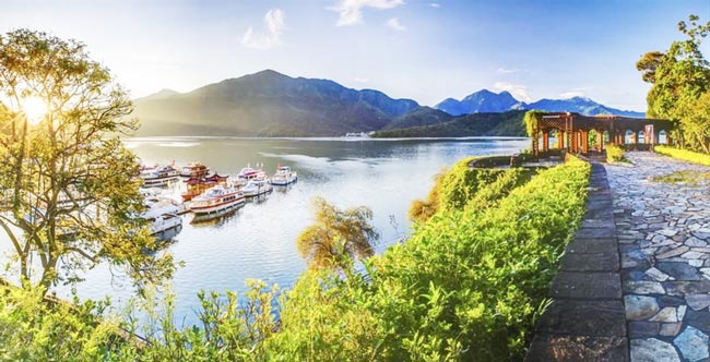 【中臺禪寺】,後前往 【日月潭風景區】是臺灣地區最大的天然湖泊,又