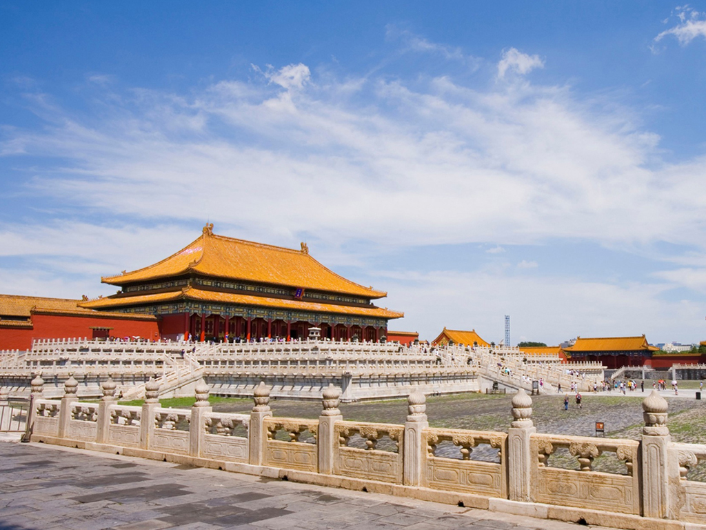 故宫博物院自2015年6月13日起实行实名制携带二代身份证购票,请客人