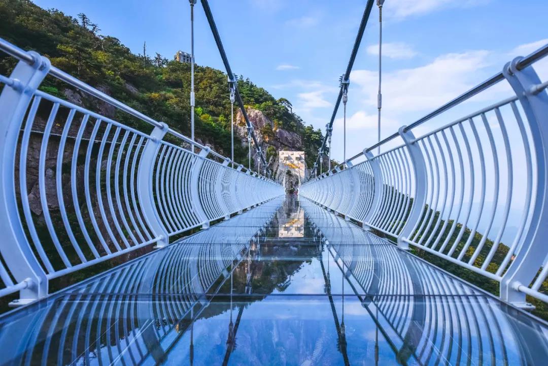 水晶廊桥 位于悬崖乐园北端,全长82米,全透明玻璃桥身 行走其间如同