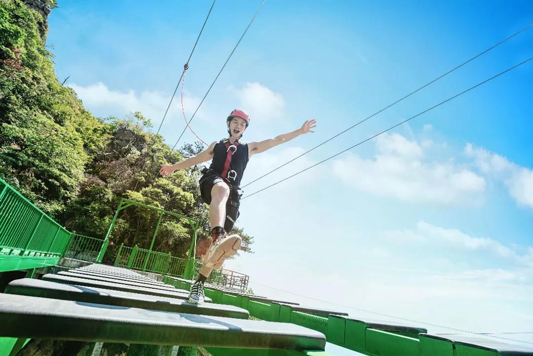 凌空飞步 在峭壁之上的悬空步道,悬于高空, 附于巨石,桥面之下就是