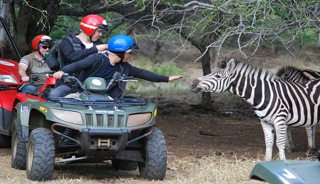 与巨型象龟合影,这里的象龟是可以骑的哦!体验毛求最好玩的大脚