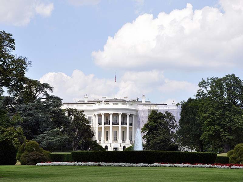 早餐后驱车前往华盛顿,抵达后,游览美国总统府 【白宫】(外观,15分钟)