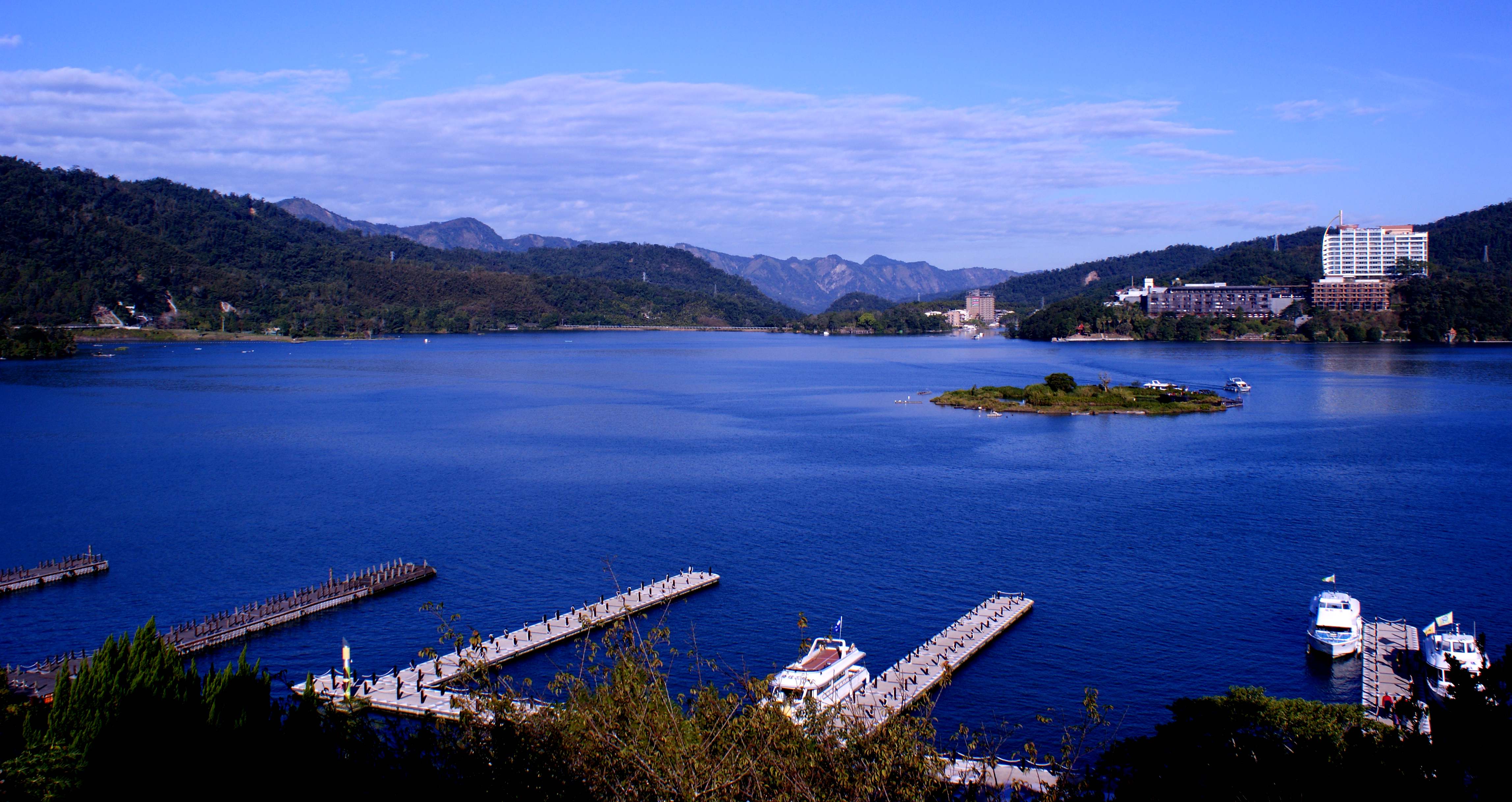 之后前往名闻遐迩的【 【日月潭】风景区】在 【日月潭】位于台湾本岛