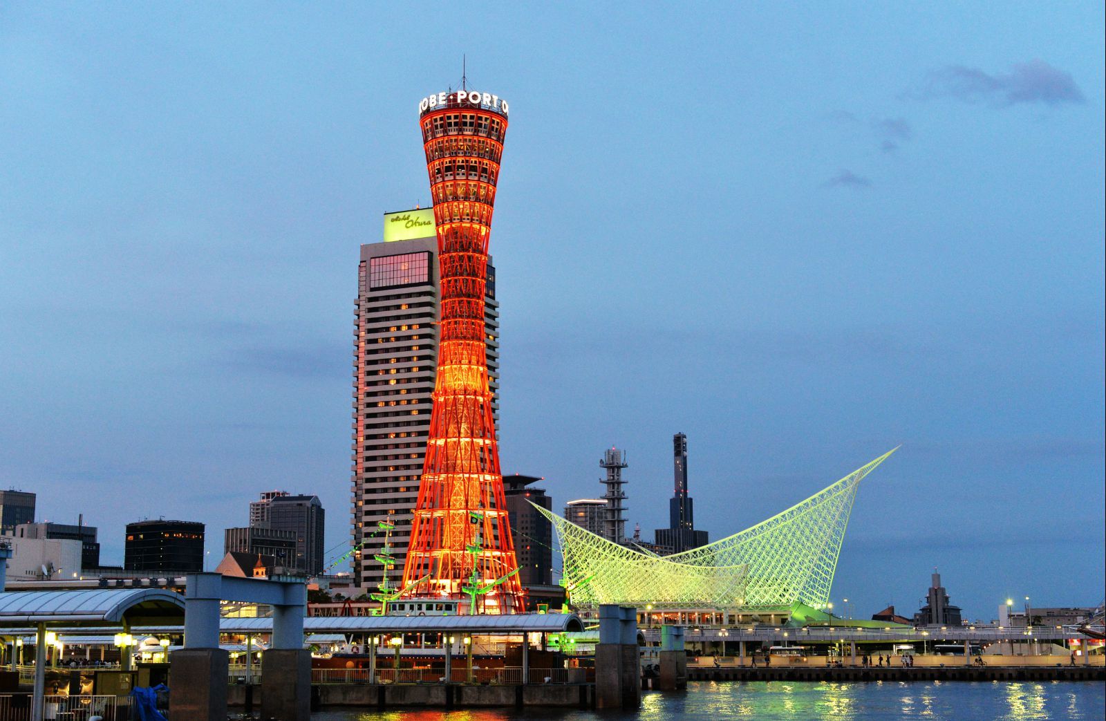 現在也是日本三大旅客港之一.神戶港也是重要的觀光港口,美利