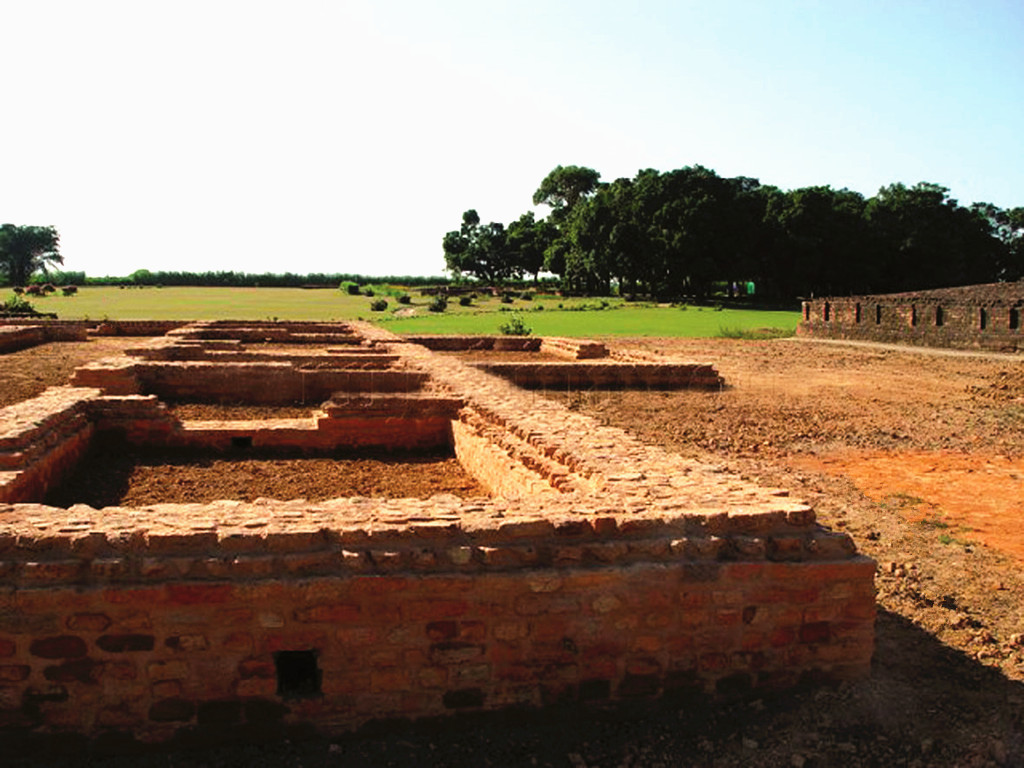早餐后,驱车往当年铺金地—印度的迦毘罗卫国舍卫城(sravasti),其遗迹