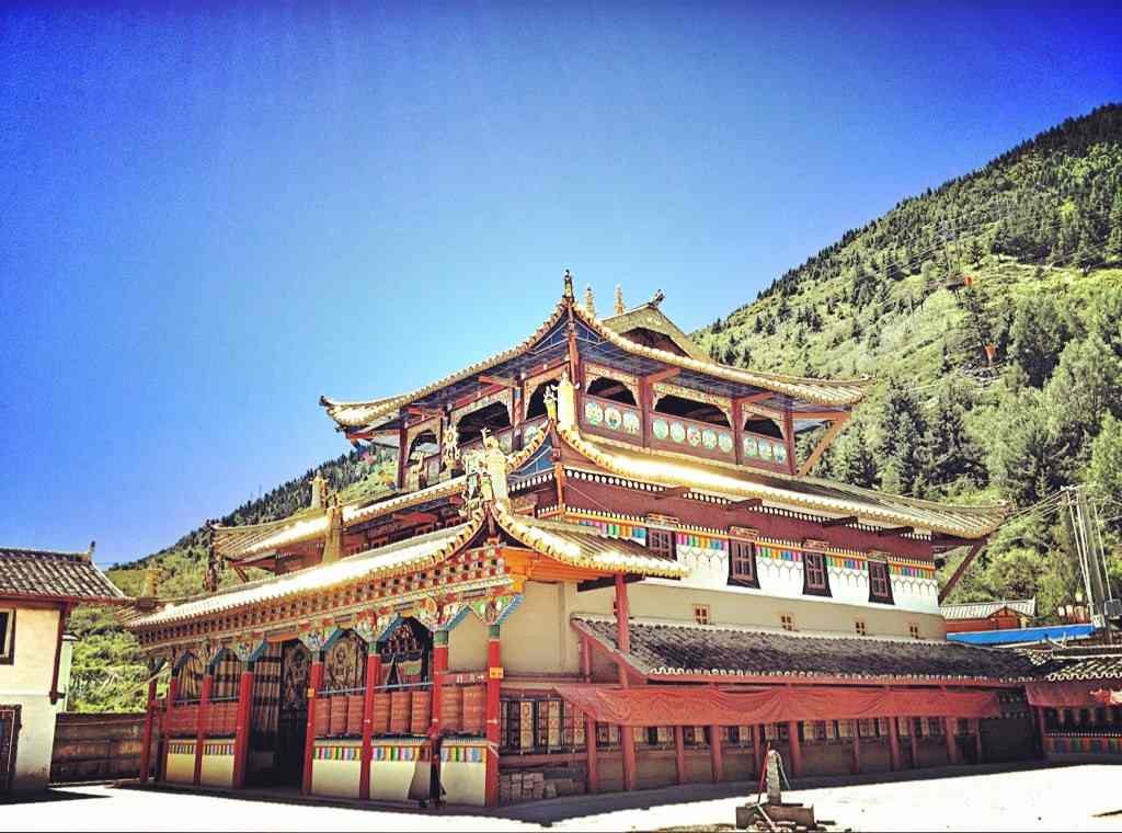 【镰刀坝大草原6-8月游览】:从川主寺,向西行40多公里,见到的第一个