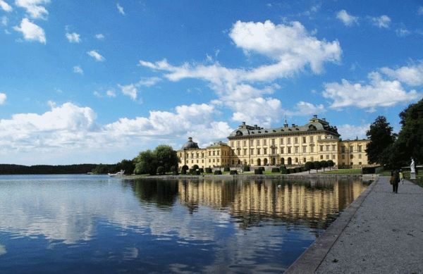 早餐后前往风景如画的皇后岛观光,这里有装饰着雕和石刻的中世纪建筑