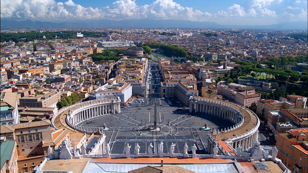 早餐后,法兰克福城市观光:游览罗马贝格广场;外观市政厅,加冕教堂