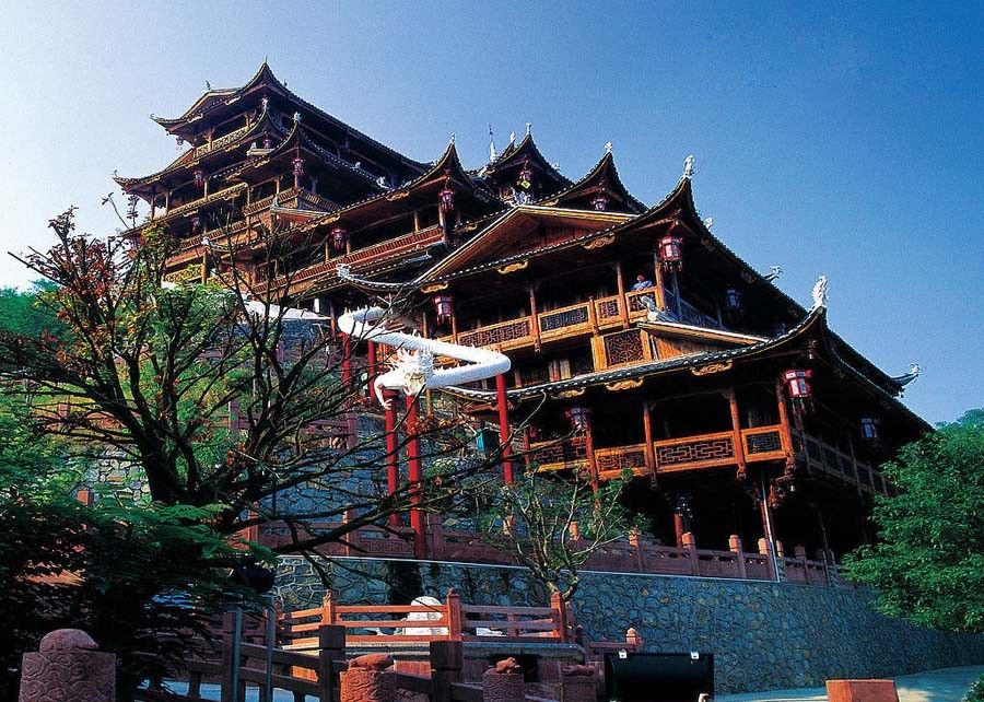 游览湘西第一皇城 【土司城】,登世界第一高吊脚木楼【 九重天】,见证