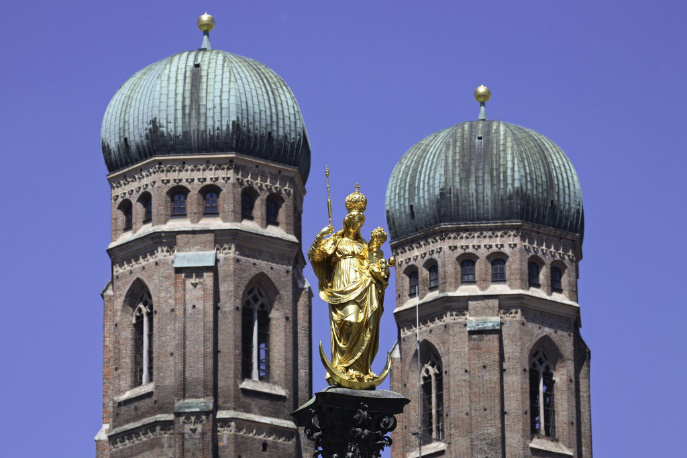 【圣母教堂】 【圣母教堂】是慕尼黑明信片上展示的标志性建筑,沂是