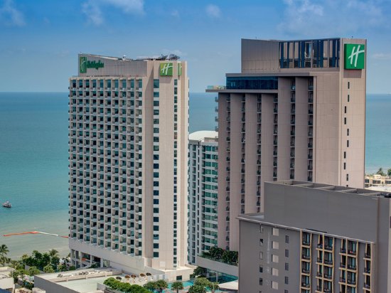 芭提雅假日酒店(holidayinnpattaya)临近海滩,是一幢时尚的高层