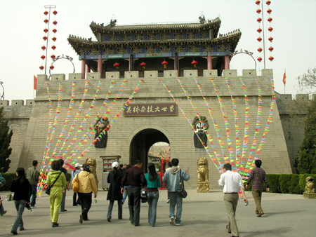 山东吴桥杂技大世界2日游巴士往返杂技大世界温泉