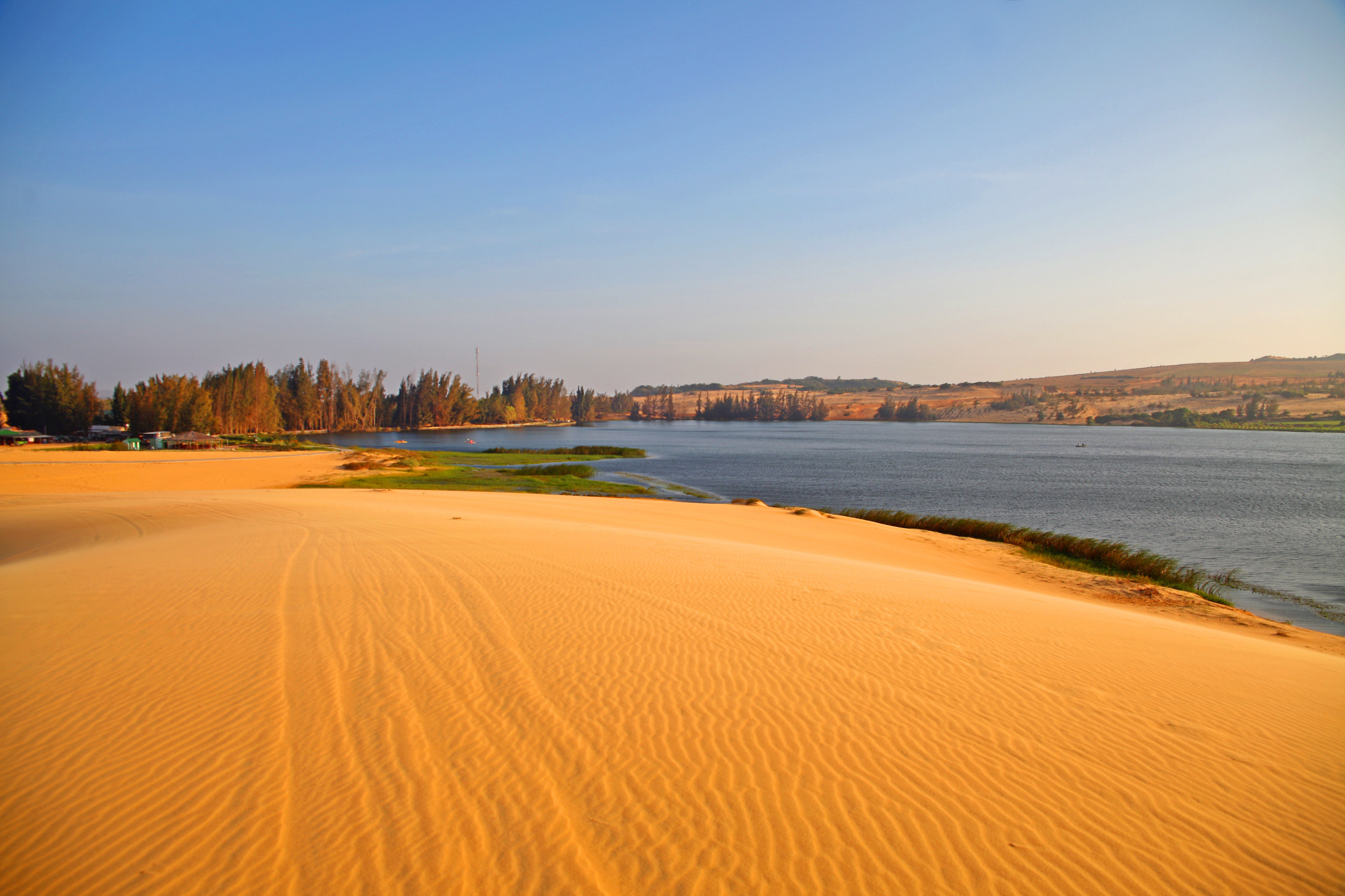 溪是流经美奈东侧沙丘和岩层的一条小溪, ---被称为非地球上的景点