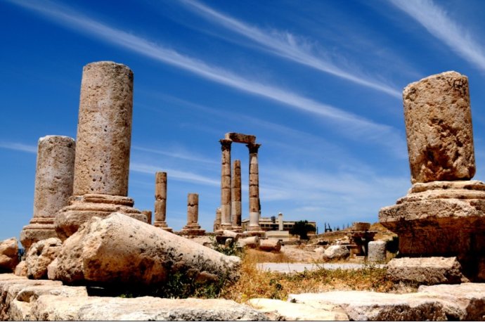 色的沙岩建成,岁月风沙的侵蚀更使阳光下的帕特拉呈现出梦幻般的异彩