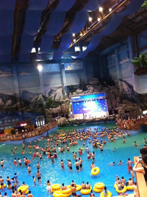 长白山银装素裹,分外妖娆,但是温度也比同纬度的地区低很多,山上风大