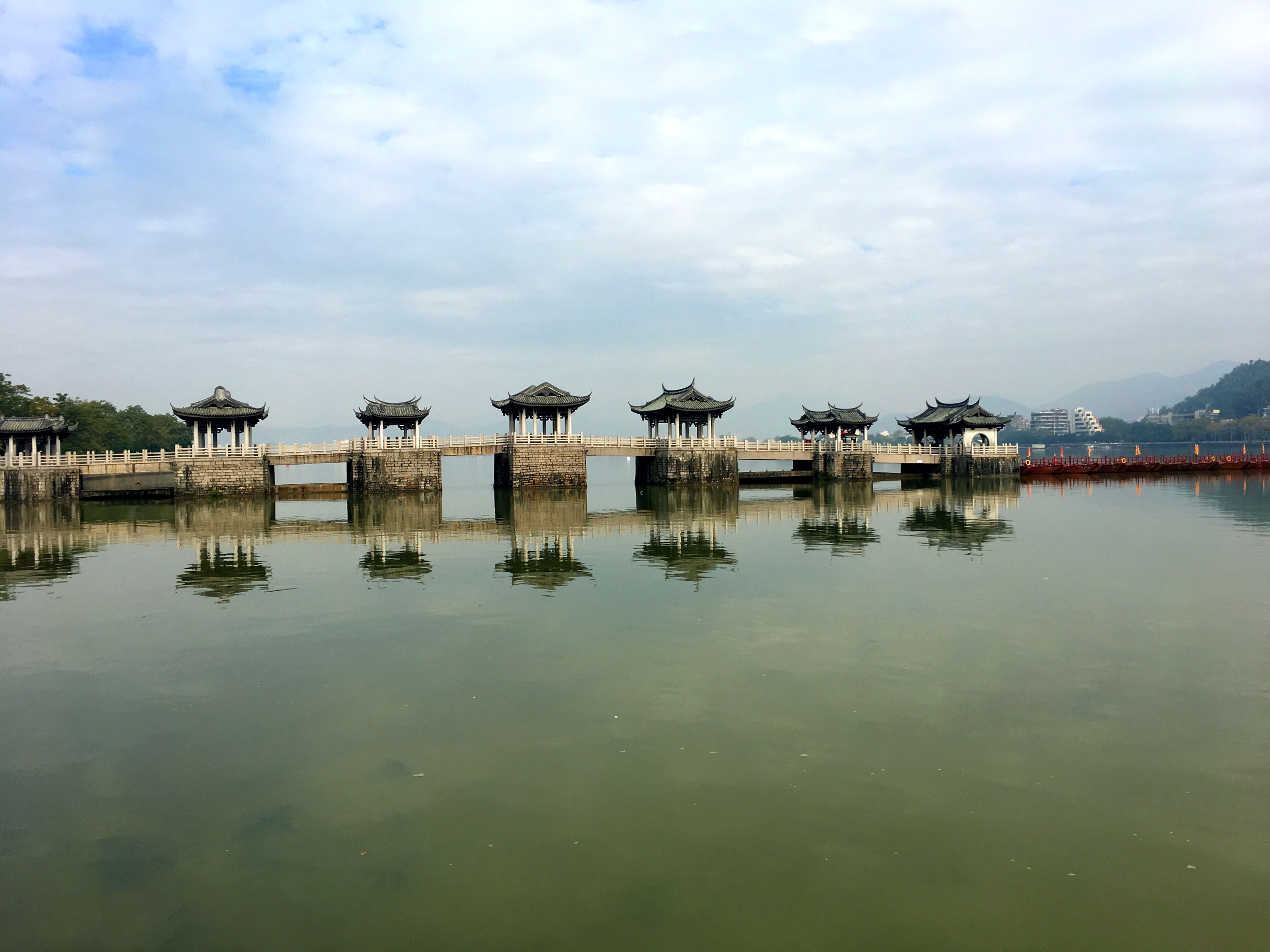 汕头南澳岛,潮州古城,客都梅州,东山湖温泉双飞4日游