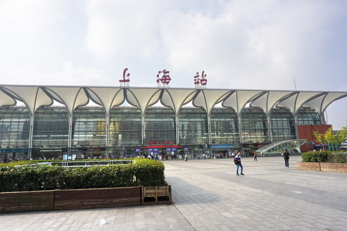 上海火车站北广场坐公交车几号路线到轻纺市场 地铁也可以