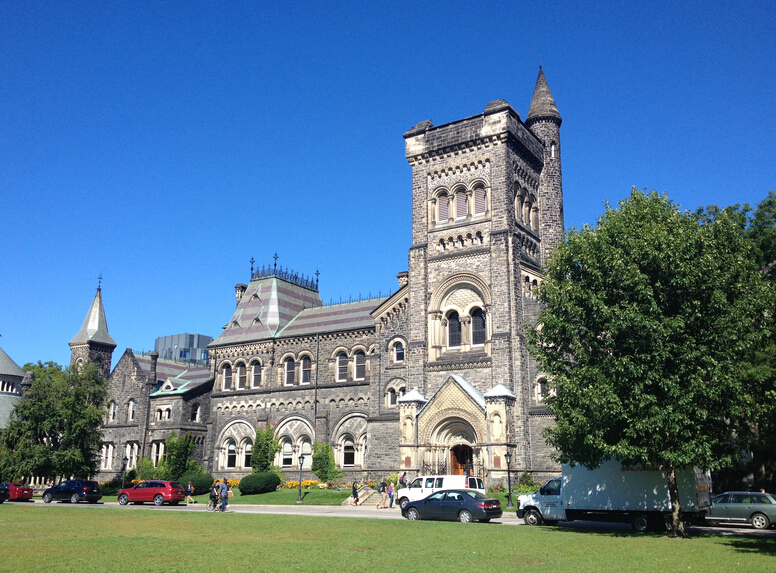 这里有非常著名的加拿大【皇家军事学院】(外观10分钟),【皇后大学】