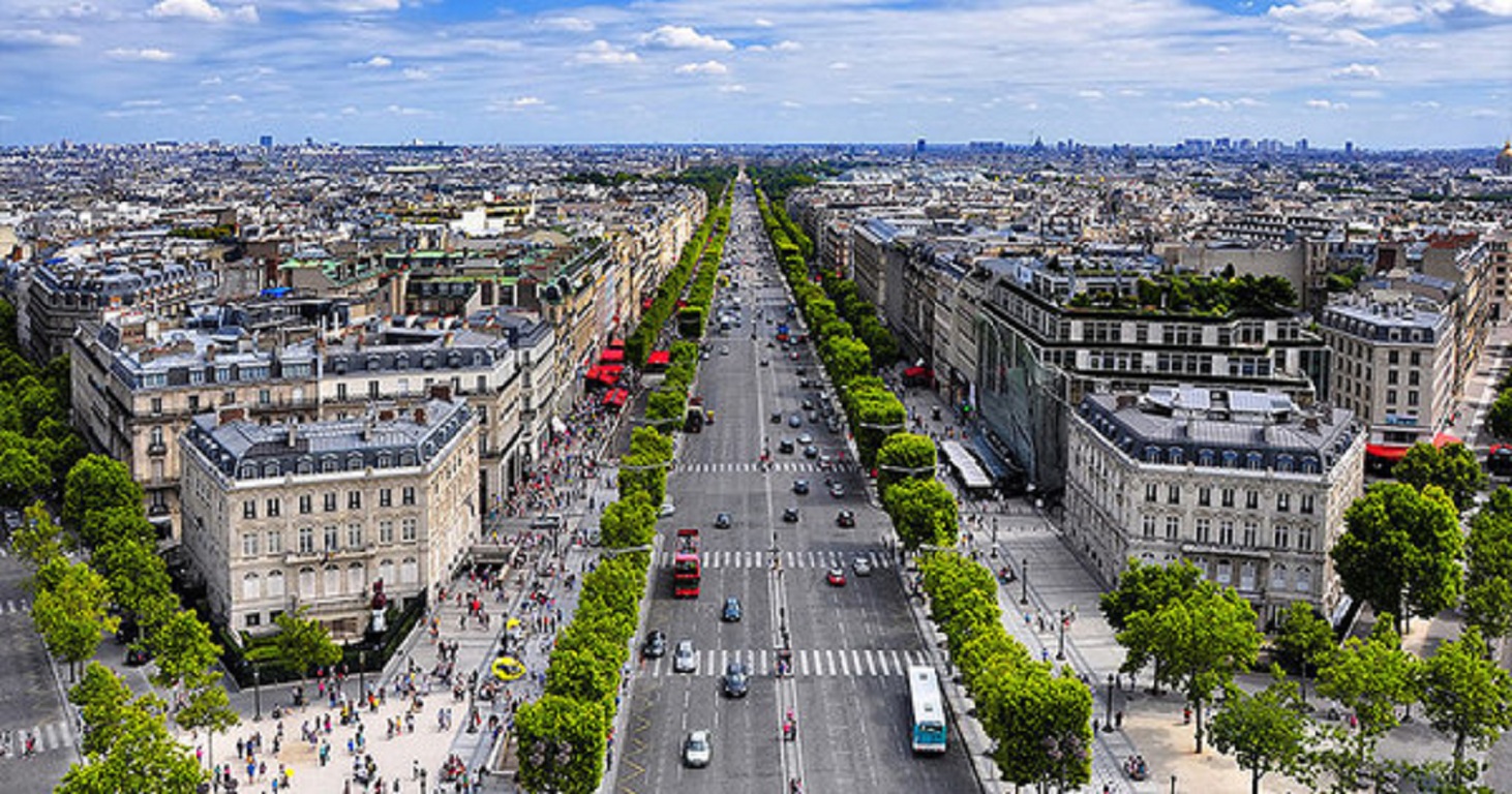 tour eiffel;英語:eiffel tower)矗立在塞納河南岸法國巴黎的戰神廣場