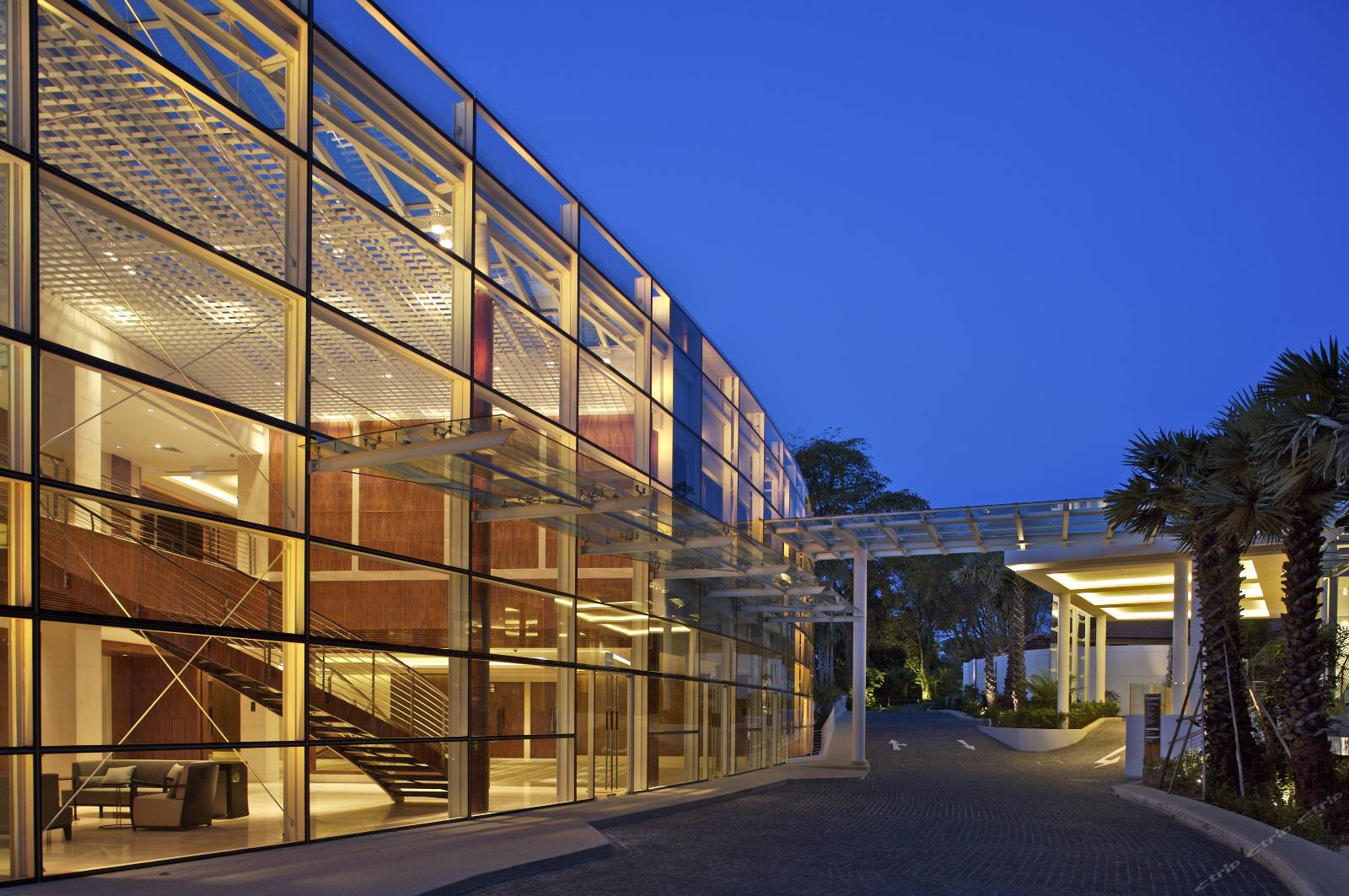 酒店12点退房,可以将行李寄存在酒店哦~随后自由活动 我们会根据您的