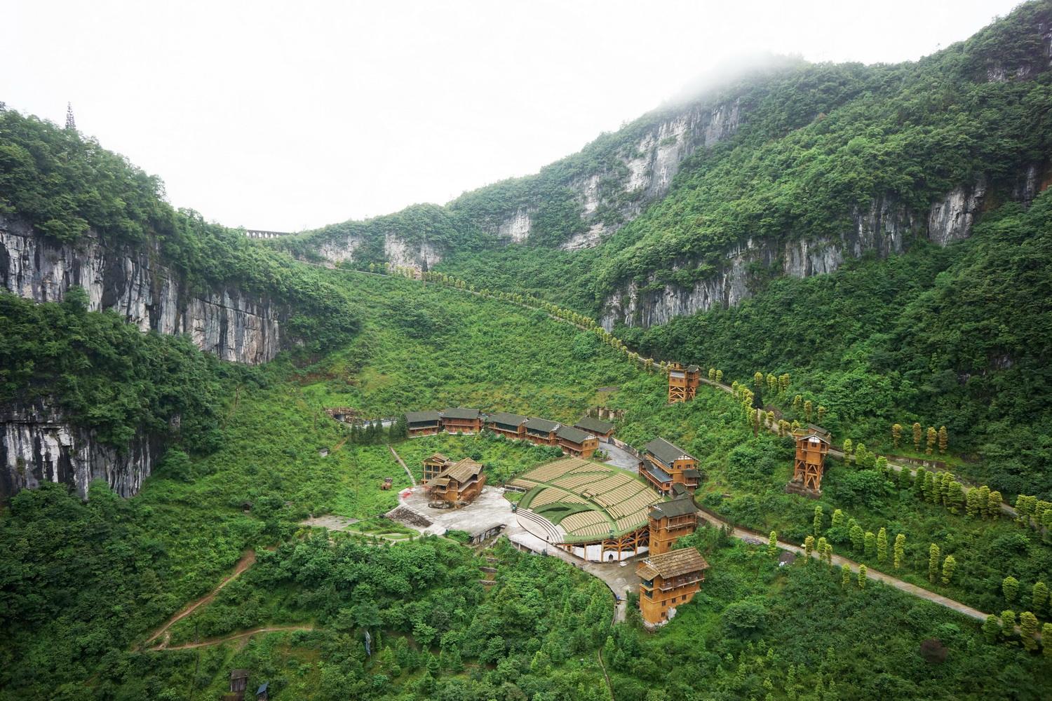 【渝见蜀都】重庆,洪崖洞,武隆,乐山大佛,黄龙溪,熊猫乐园5晚6日游